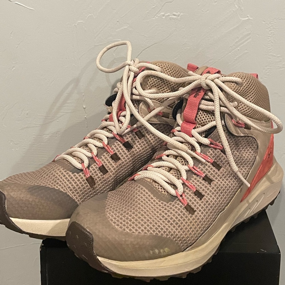 Columbia Women's Trailstorm Waterproof Mid-Top Hiking Shoes Boots- Like new